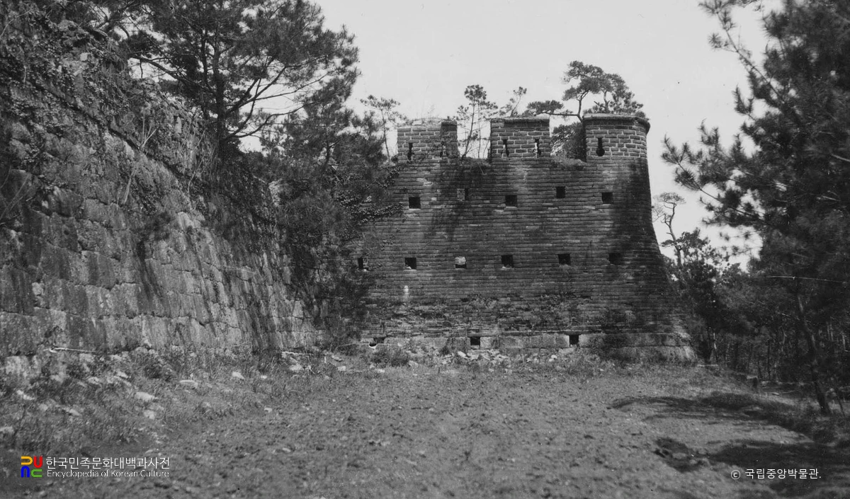 수원 화성 남포루 우측면