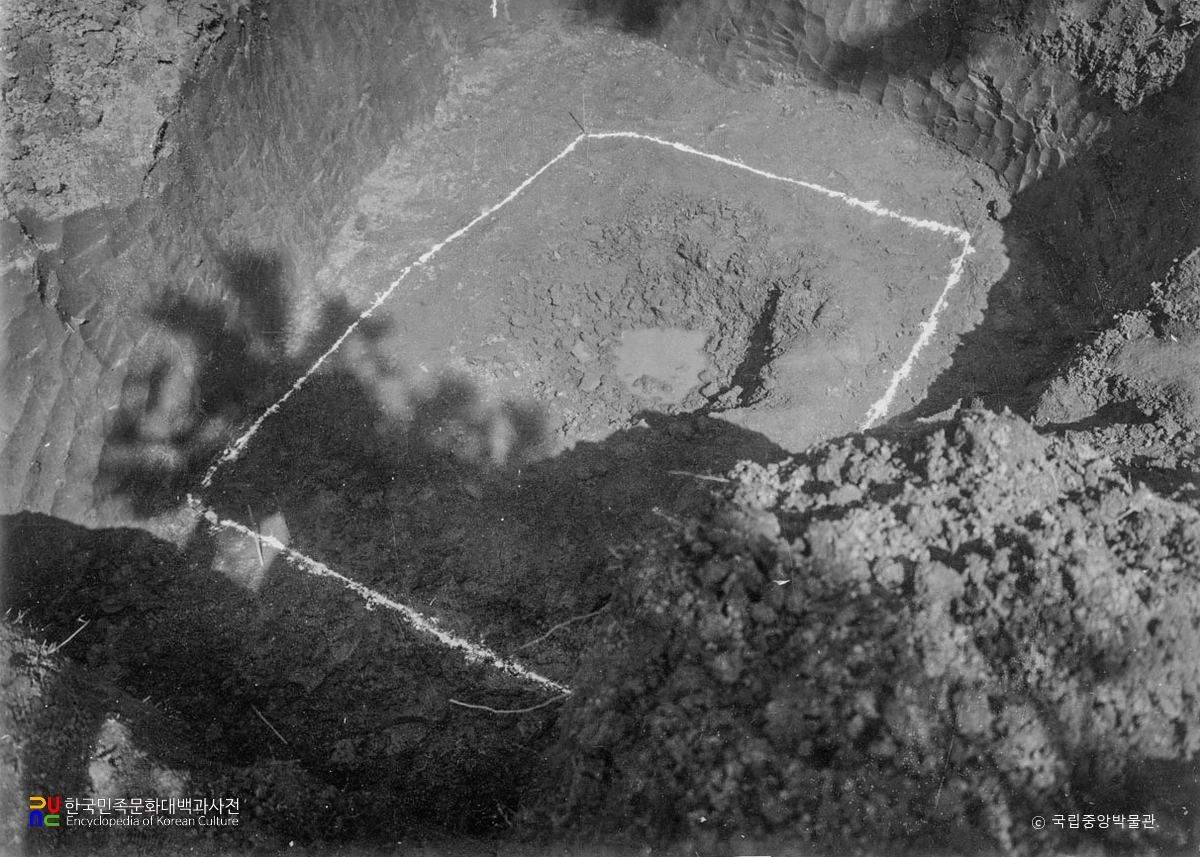 부여 군수리사지 초석 노출 상태