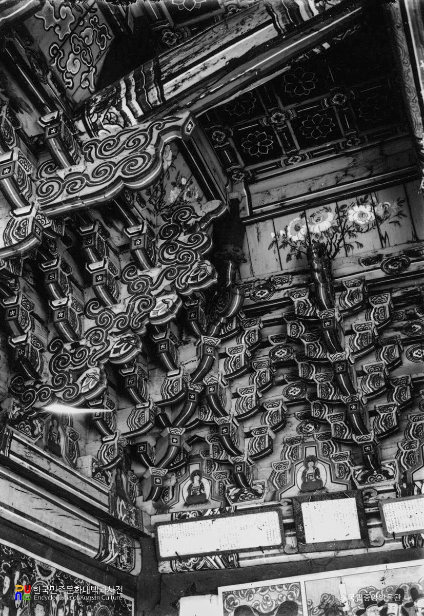 여주 신륵사 극락보전 내부 공포