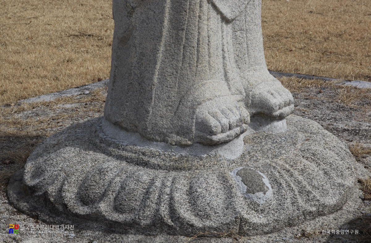 거창 양평리 석조여래입상의 대좌