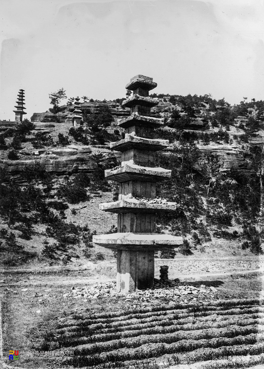 화순 운주사 석조불감 앞 칠층석탑