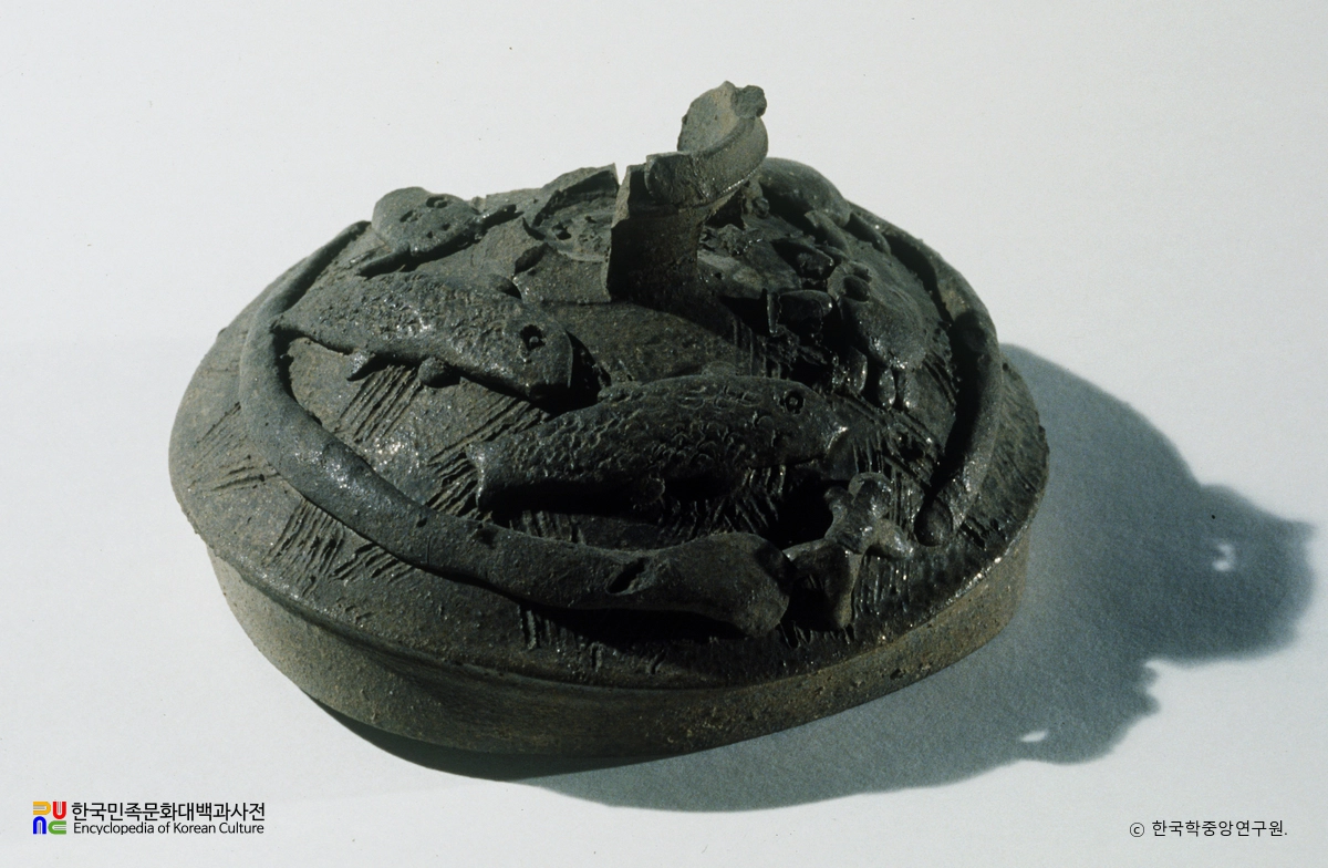 물고기 토우가 붙은 뚜껑