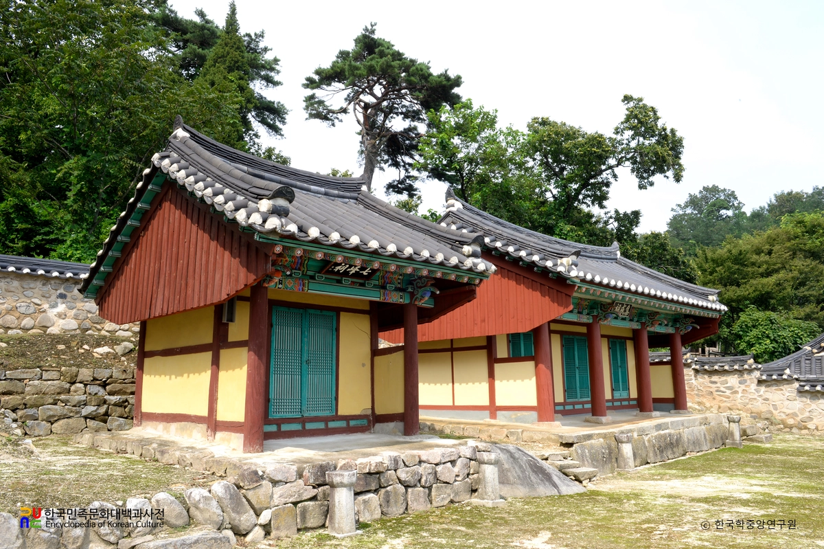 강릉 오봉서원 중 칠봉사와 집성사 정측면