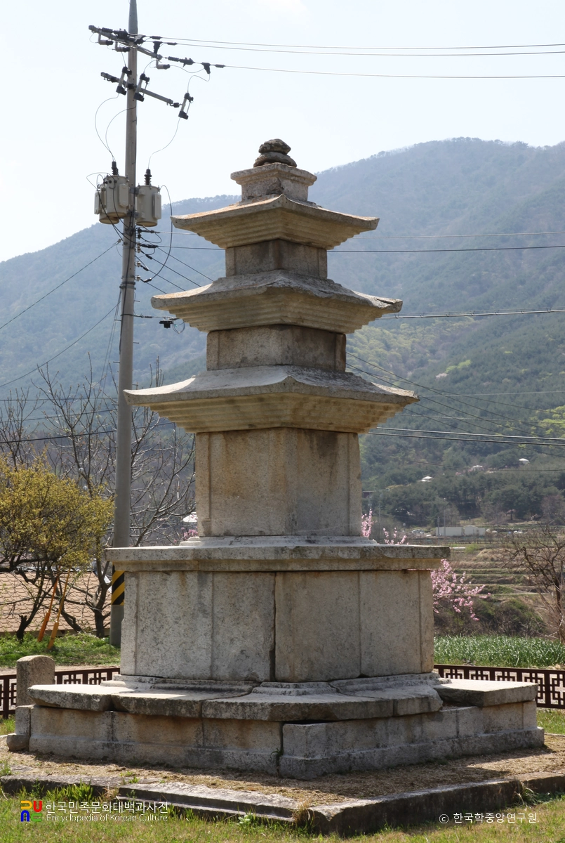 산청 단속사지 서 삼층석탑 후측면