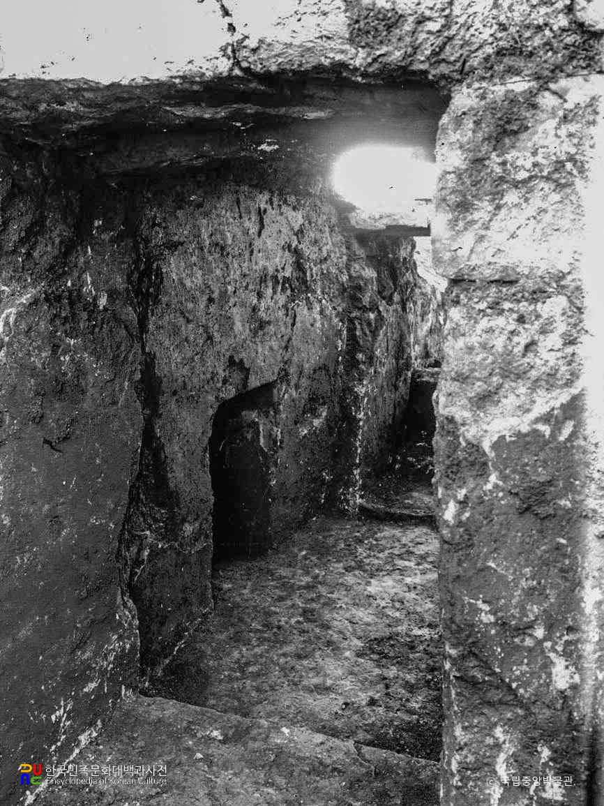 평안남도 대동군 고산리 7호분 전실 동측실 입구