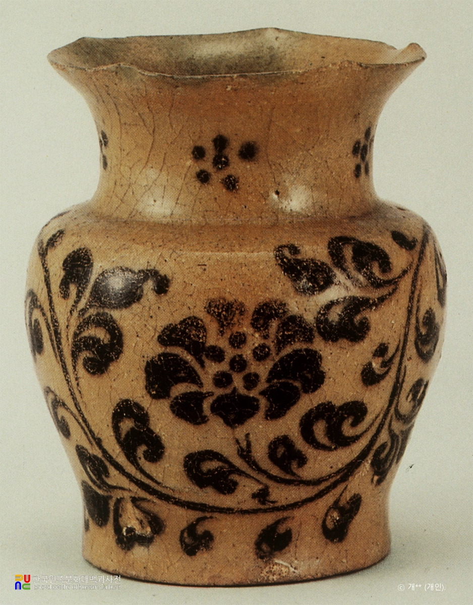 청자철화당초문화형병