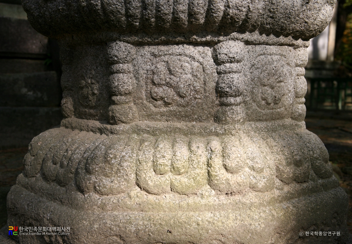 여주 신륵사 보제존자 석종 앞 석등