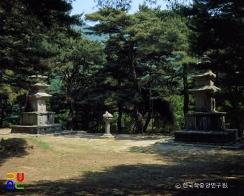 경주 원원사지 동ㆍ서 삼층석탑 남면