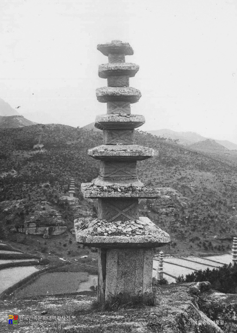 화순 운주사 거북바위 교차문 칠층석탑