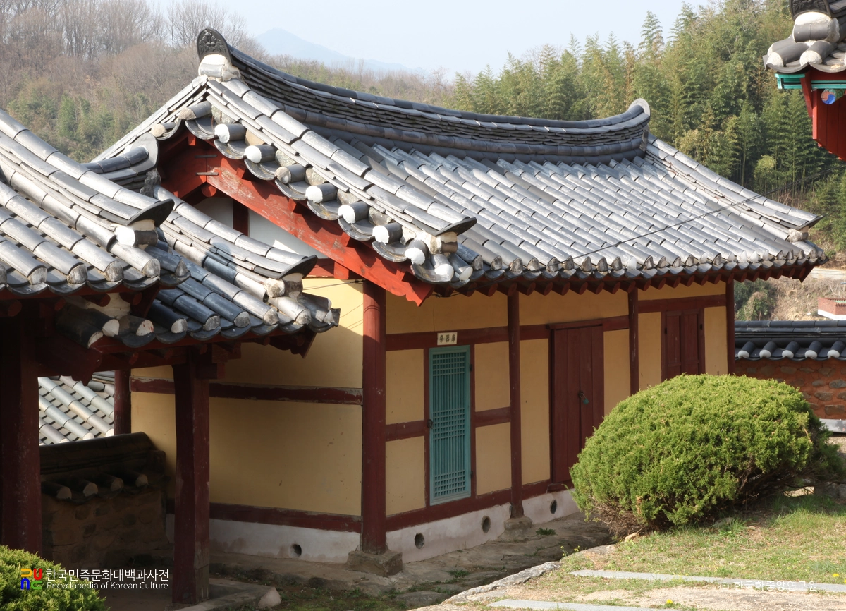 함양 함양향교 중 제기고 좌측면