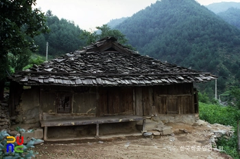 삼척 신리 소재 너와집 및 민속유물 중 너와집