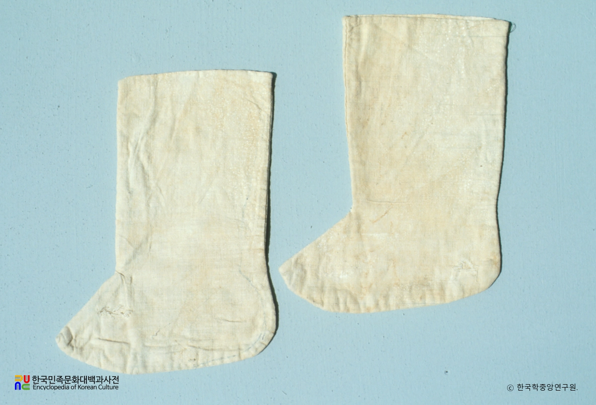 과천 출토 광주이씨 의복 무명버선