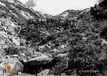 경주 남산 일원 중 용장계 폐사지 축벽 정면