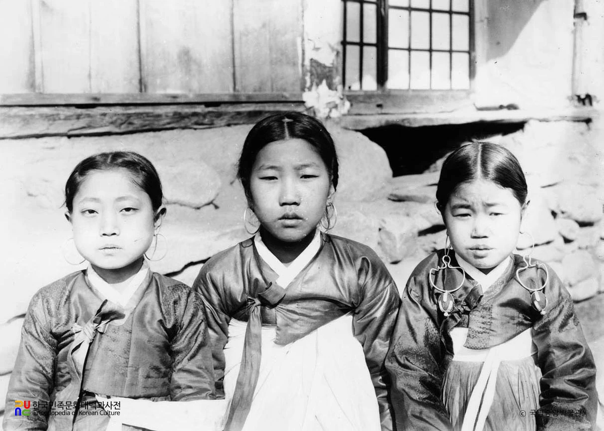 평북 창성 귀걸이를 한 소녀 3명