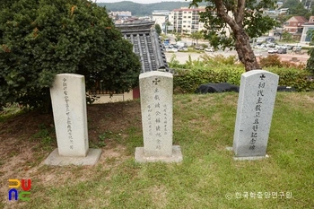 강화 대한성공회 강화성당 중 역대 주교들의 기념비군 정면