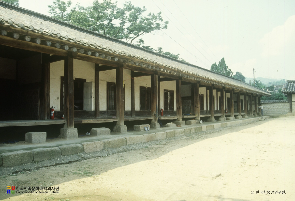 서울 문묘 동재 정측면