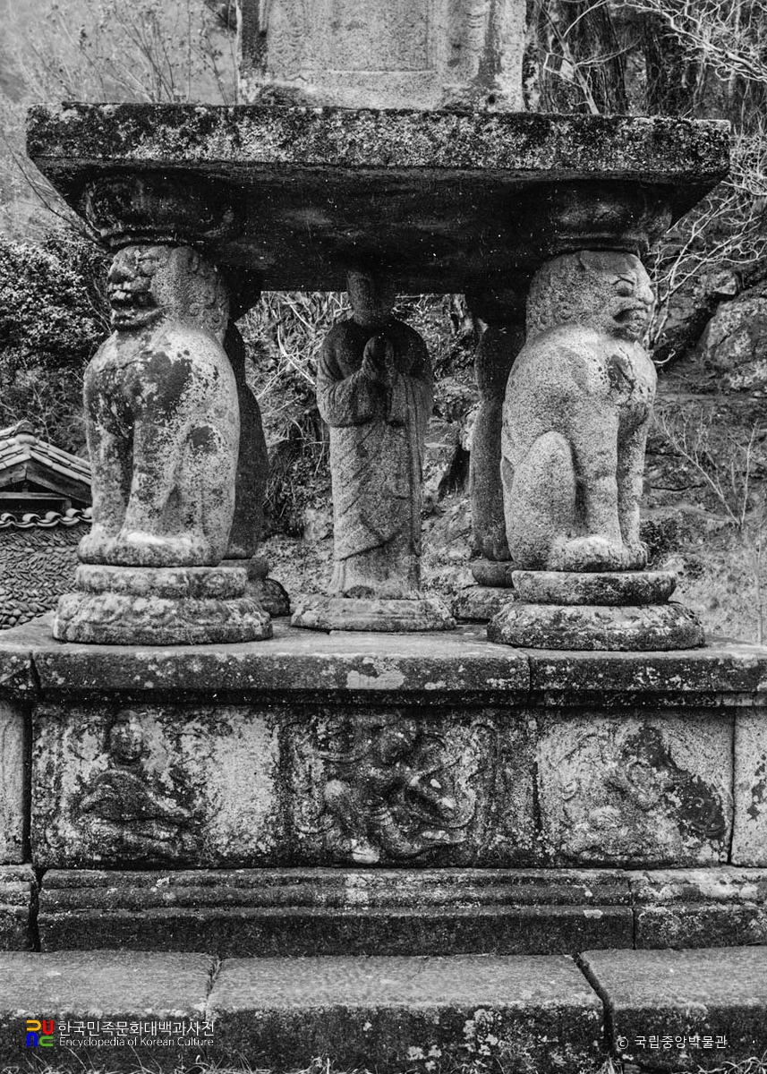 구례 화엄사 사사자 삼층석탑 중 기단부와 탑신 정면