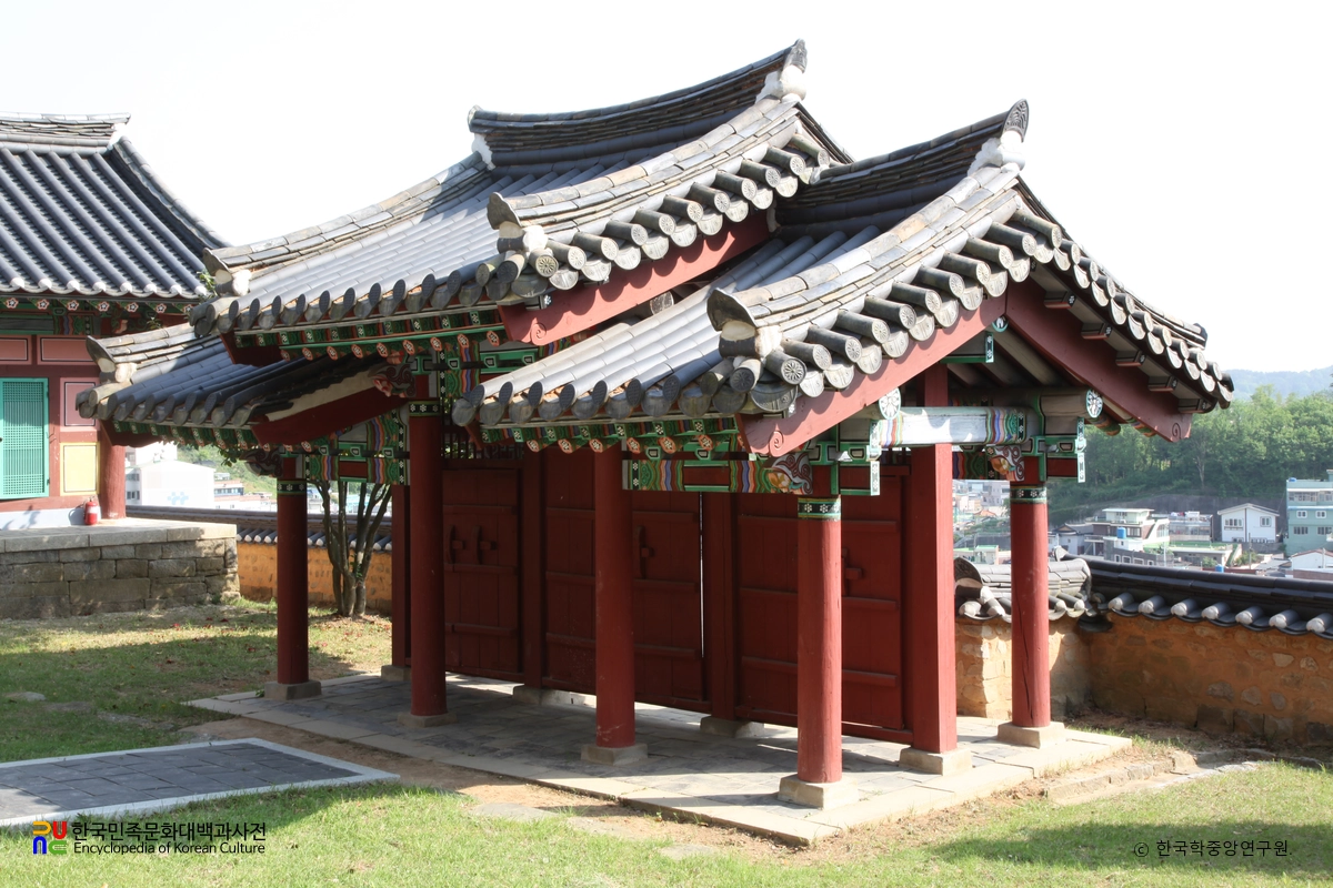 진주 진주향교 중 내삼문 우측후면