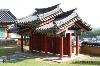 진주 진주향교 중 내삼문 우측후면