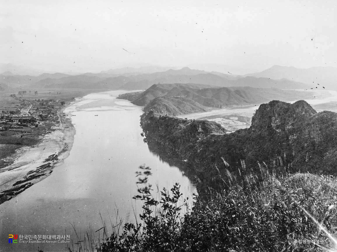평남 성천 흘골산성에서 본 십이봉