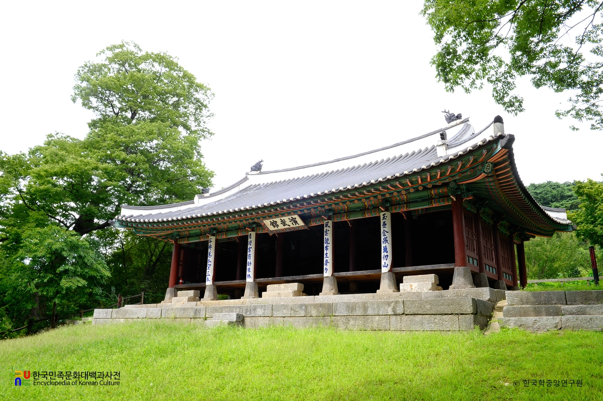 경기도 광주 남한산성 연무관 정측면
