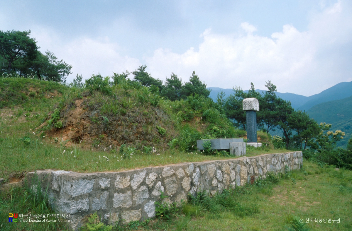 광양 형제의병장 묘 정측면