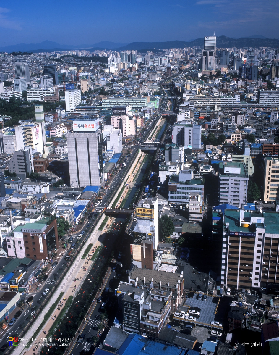 복원된 청계천 전경