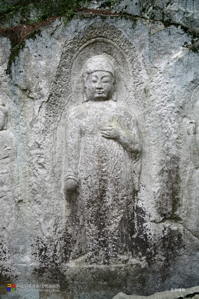 경주 율동 마애여래삼존입상 중 아미타여래불