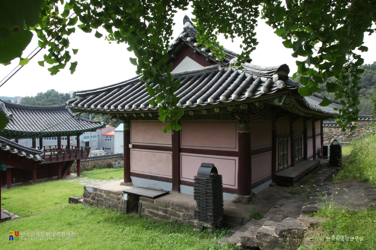 함안 칠원향교 중 명륜당 우측후면