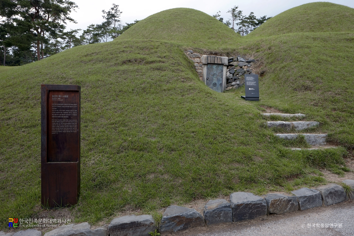 공주 송산리 고분군 중 4호분 우측면