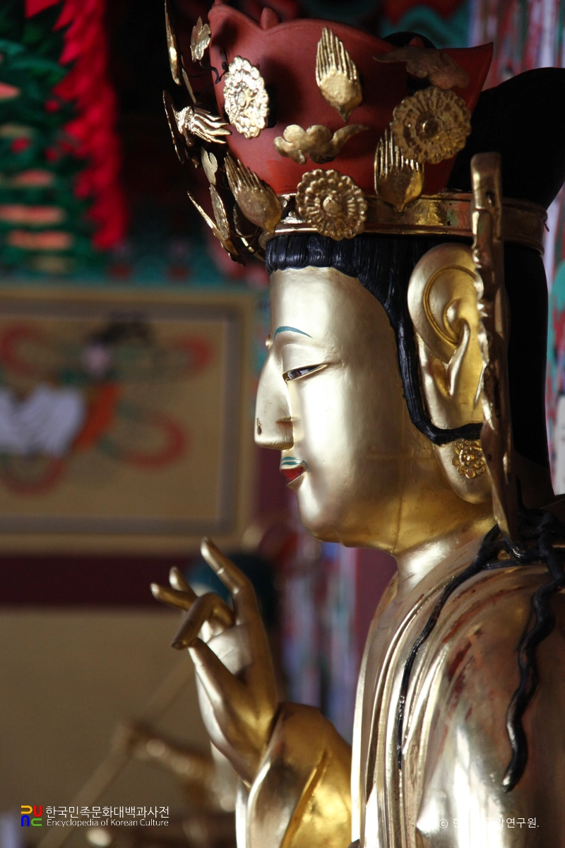 의령 백련암 목조보살좌상의 상호 우측면