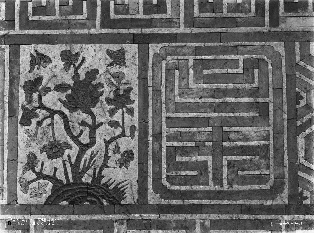 서울 경복궁 자경전 서측 꽃담의 문양