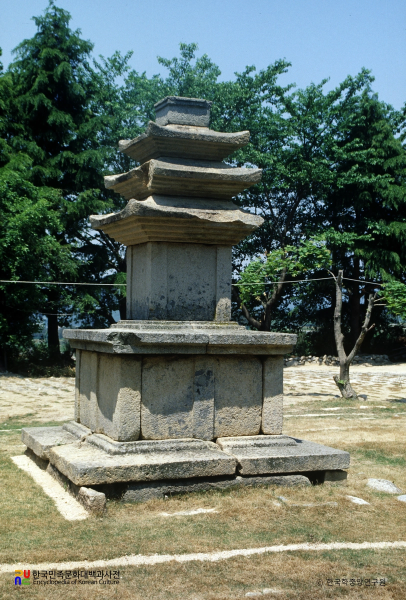 경주 감산사지 삼층석탑 좌측면