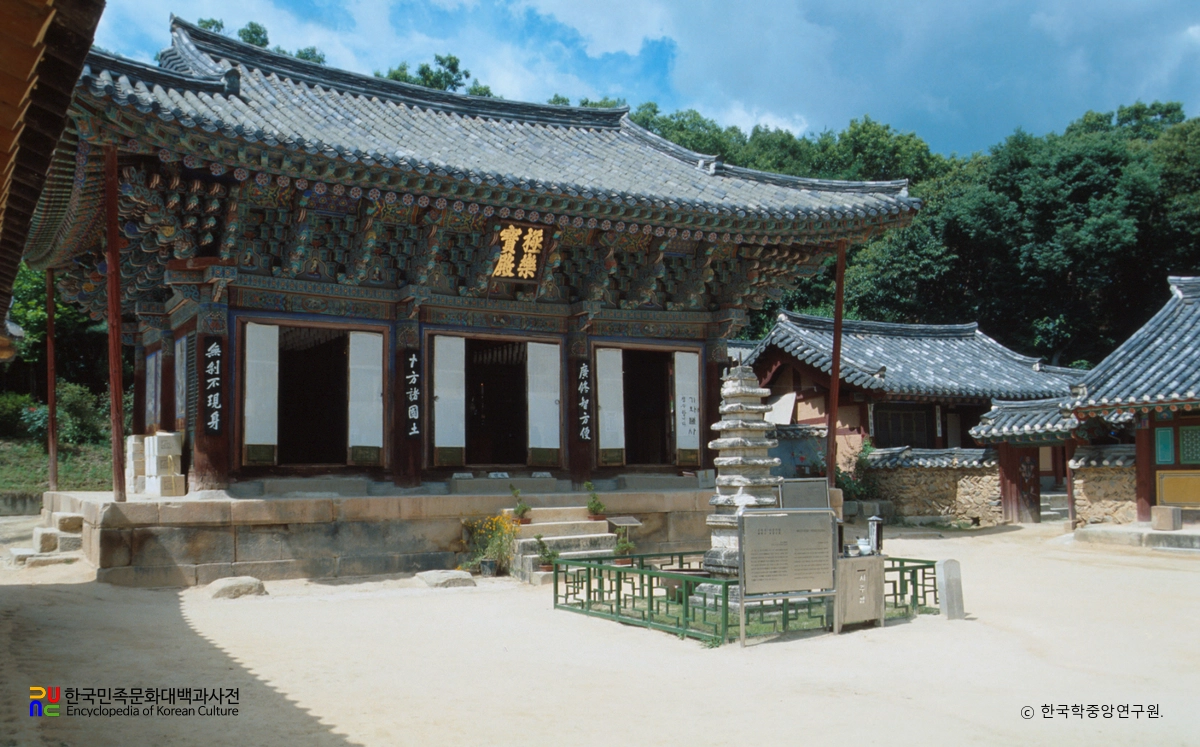 여주 신륵사 극락보전 정측면