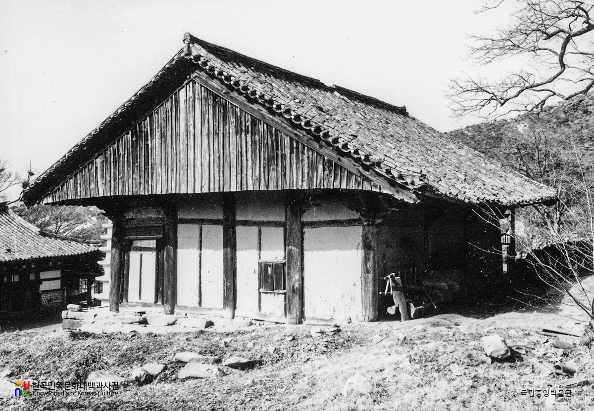 예산 수덕사 대웅전 측면