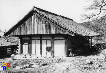 예산 수덕사 대웅전 측면