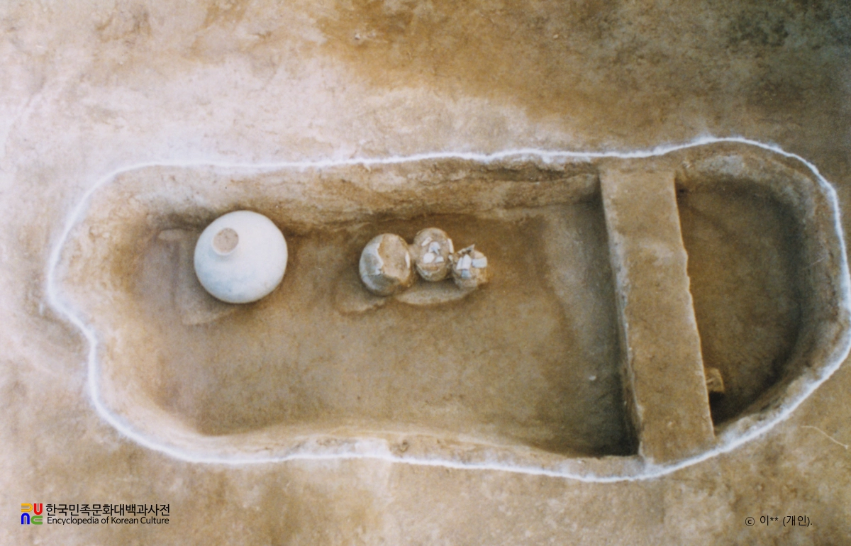 대전 송촌동 유적 무덤 발굴모습