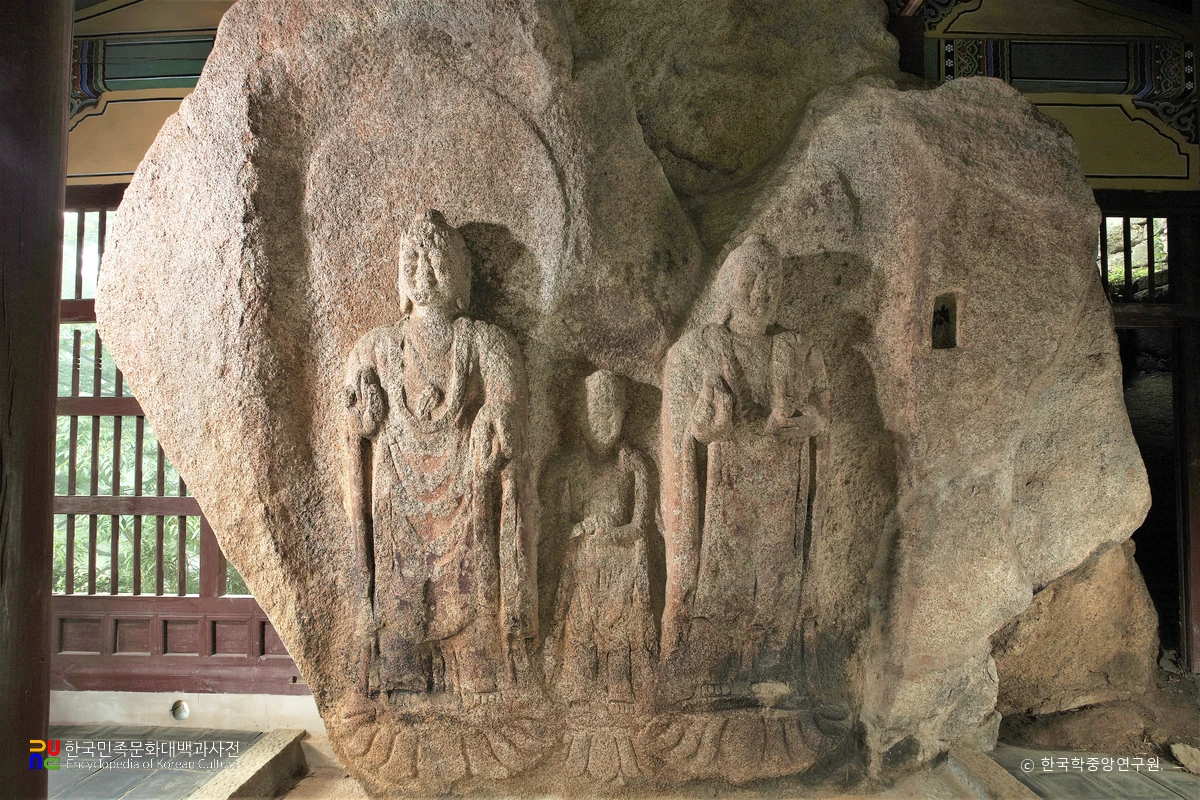 태안 동문리 마애삼존불 입상