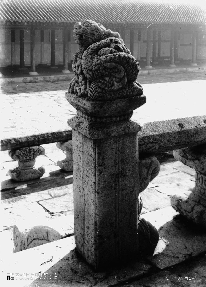 서울 경복궁 근정전 월대 사신상 중 청룡상