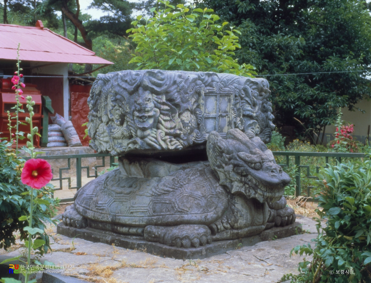 보령 수부리 귀부 및 이수 정측면