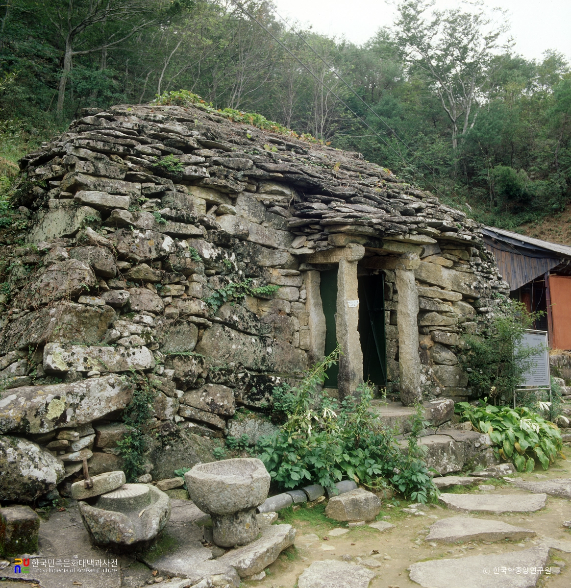 사천 다솔사 보안암 석굴 정측면