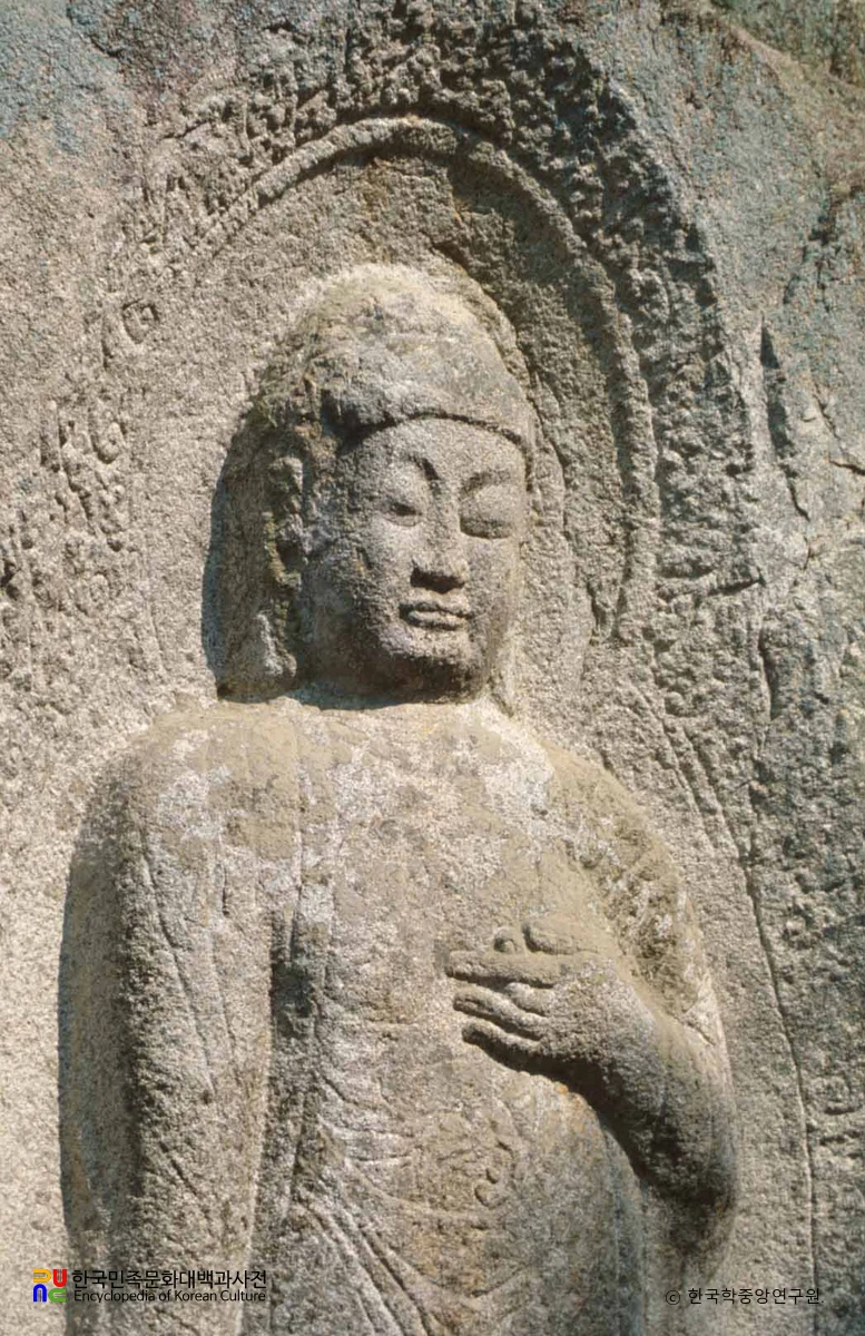 경주 율동 마애여래삼존입상 상부