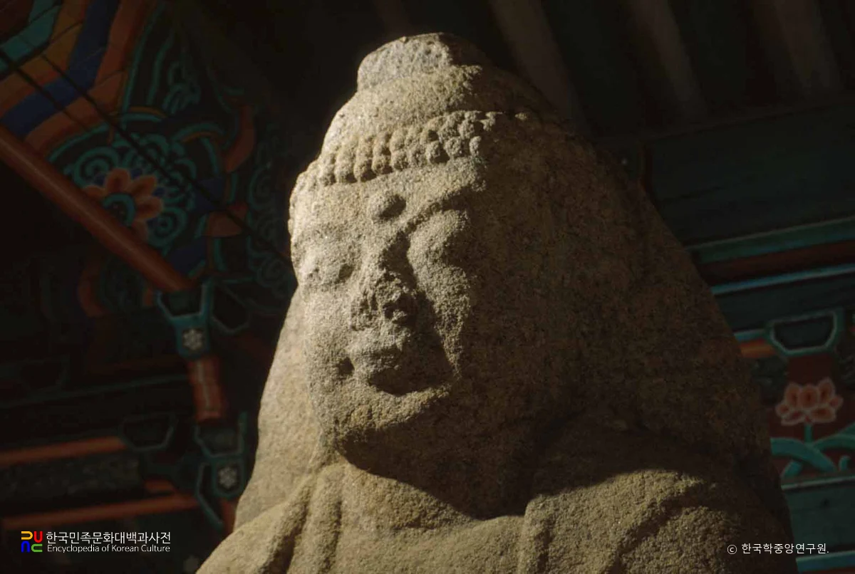 경주 배동 석조여래삼존입상 중 본존불 얼굴