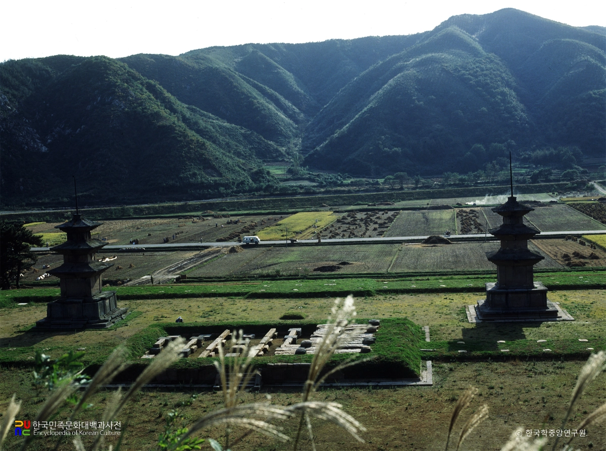 경주 감은사지 동서 삼층석탑 후측 전경