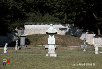 파주 윤관장군 묘 봉분과 석물