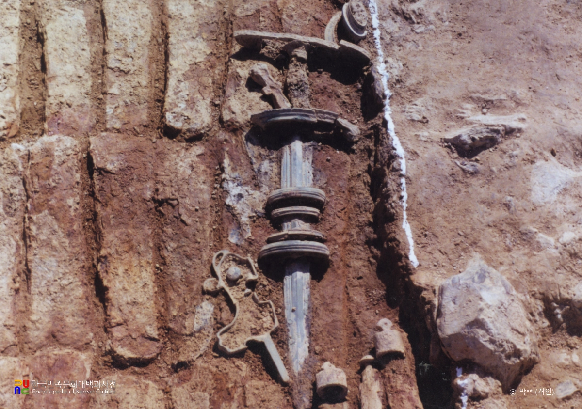 경주 사라리 유적 출토 유물 / 청동검과 호랑이모양 띠고리