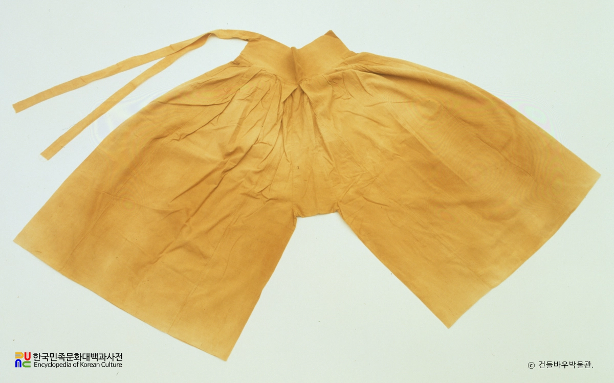 진주하씨 묘 출토 유물 중 속곳