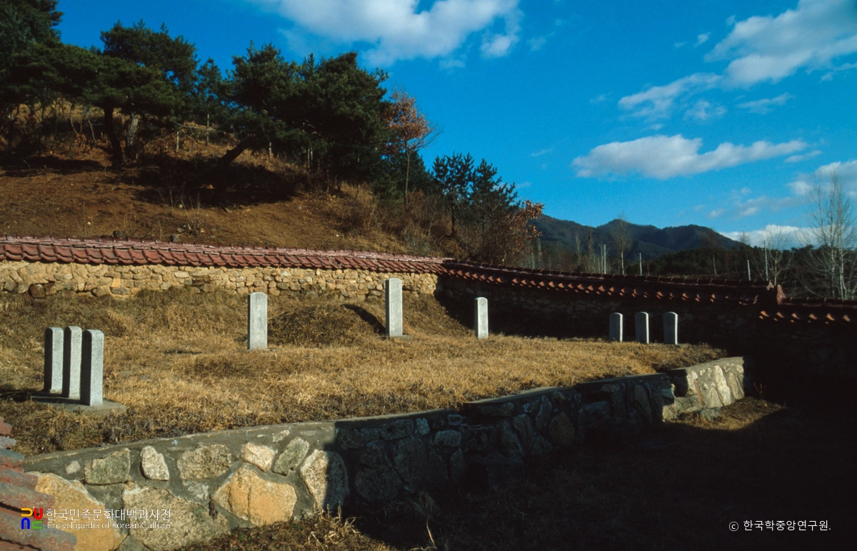 양구 서암사 김현도 묘 정측면