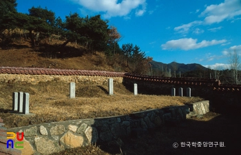 양구 서암사 김현도 묘 정측면