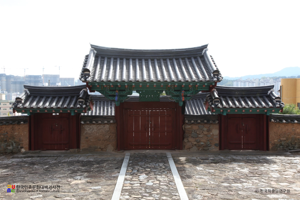 창원 창원향교 중 내삼문 후면